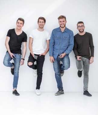 akıllı, beyaz üzerine beyaz wall.isolated ayakta gençlerin Grup