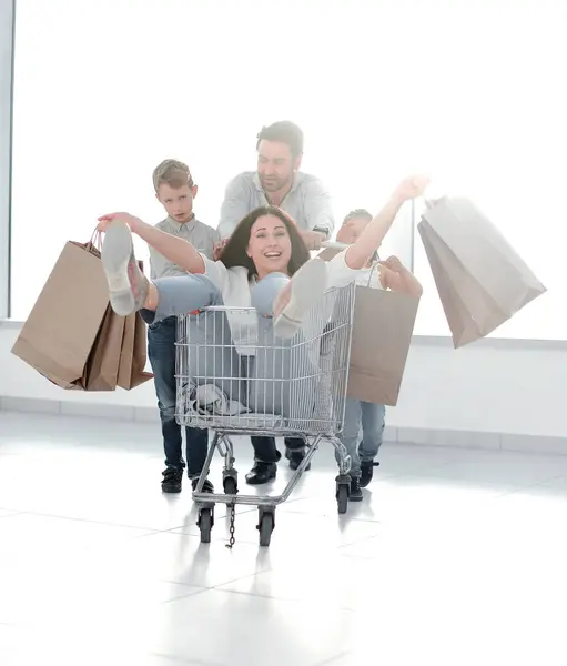 Família Alegre Vai Compras Hipermercado Foto Com Espaço Cópia — Fotografia de Stock