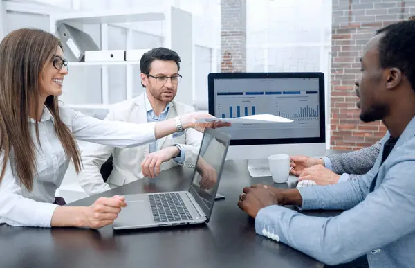 Business Team Discussing Financial Document Business Concept — Stock Photo, Image