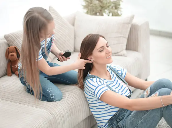 Día Belleza Una Niña Peina Pelo Sus Madres Imagen de stock