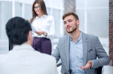 Banka office.business konsept içinde iş insanlar konuşmak