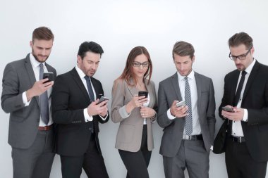 Grup iş adamları onların akıllı ekranlar arıyorum. insan ve teknoloji