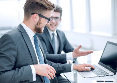 up.Business yakın arkadaşları geçerli bilgi Danışma ofiste oturup tartışmak