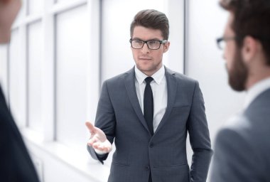 office.business kavram olarak ayakta çalışanlara söz patron