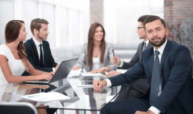 takım çalışması iş team.the kavramı ile bir iş toplantısı işadamı tutar