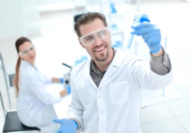 başarılı bilim adamı bu durumda kopya alanı ile modern bir laboratory.photo