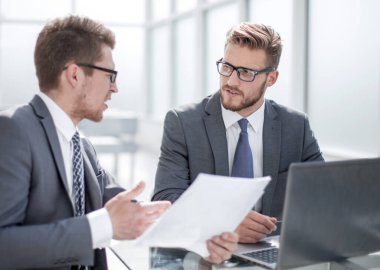 İş ortakları iş belgesini tartışıyorlar.