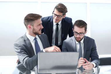 Grup iş adamları iş issues.business kavramı tartışmaya