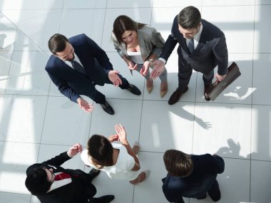 üstten görünüm. çalışanların önemli sorunları tartışıyor. metin alanı ile fotoğraf