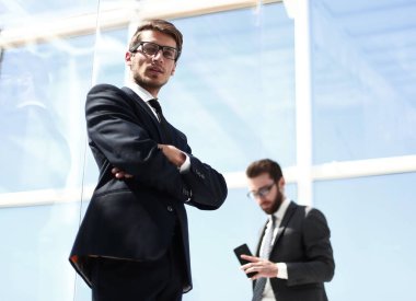 Alt görünümü. işadamı kopya alanı ile modern office.photo arka plan üzerinde