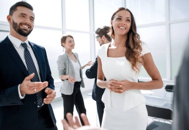 up.Employees şirket konuşma istemciye kapatın. ekip çalışması kavramı