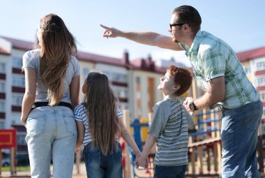 arka view.father onun çocukları onların yeni eve taşınma partisi yeni home.the kavramı gösterir.
