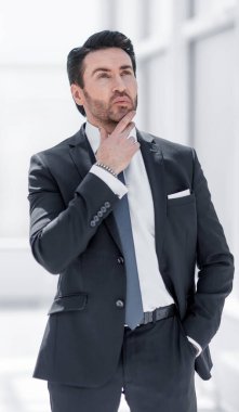 Kafası karışmış işadamı kopyalama alanına bakıyor. İş adamları