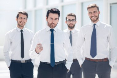 kendine güvenen iş takım ayakta office.business kavram