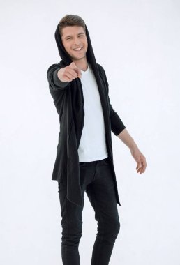 Tamamen yetişkin. Kapüşonlu ciddi bir adam. Beyaz arka planda izole edilmiş.