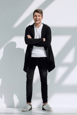 ışık arka plan üzerinde modern bir genç man.isolated tam growth.portrait içinde