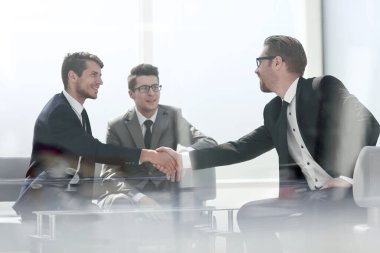 Konferans odasında oturan iş ortakları el sıkışması. kopya alanı ile fotoğraf