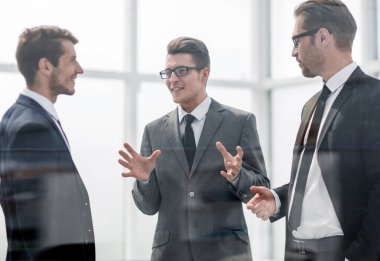 Bir grup iş adamı yeni fırsatları tartışıyor. Takım çalışması kavramı.