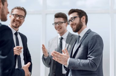 iş arkadaşları onun ideas.office açıklayan işadamı hafta içi