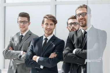 Ofiste duran bir grup iş adamı. Fotokopi yeriyle fotoğraf.