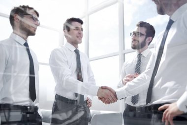 office.business kavram işyerinde el sıkışan başarılı çalışanlar