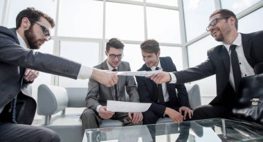 iş adamları ofiste belgelerle çalışma grubu. iş kavramı