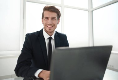 Başarılı iş adamı masamda fotokopi yeriyle oturuyor.