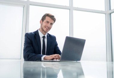 kendine güvenen işadamı kopya alanı ile geniş bir office.photo bir masada oturan
