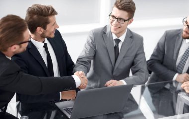 Yakın plan. Genç iş ortakları arasında tokalaşma. İşbirliği kavramı