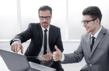 yakın çekim. Yeni bilgi insanlar ve teknoloji tartışan iki iş adamları