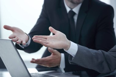 Kapat. İş ortakları online bilgileri tartışıyor. İnsanlar ve teknoloji