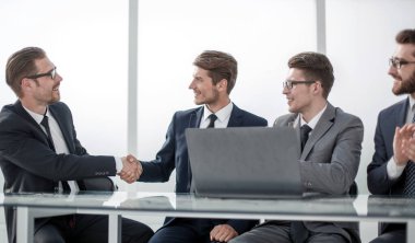 Kapat. İş ortakları iş toplantısında el sıkışıyor. İş konsepti.