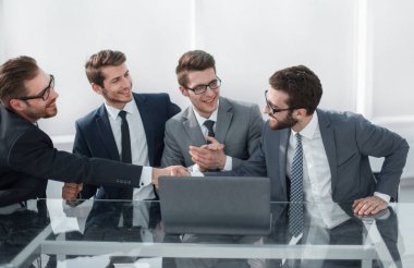 Gülümseyen iş ortakları birbirleri ile tokalaşırlar. Fotokopi alanı ile fotoğraf