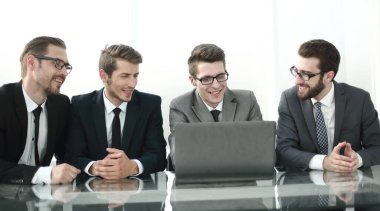 Ofis masasında oturan bir grup iş adamı. Fotokopi alanı olan bir fotoğraf.