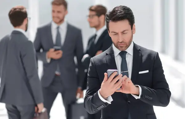 Hombre Negocios Leyendo Texto Sobre Smartphone People Tecnología — Foto de Stock