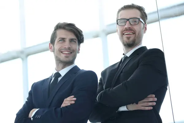 Two Smiling Businessmen Standing Office Business Concept — Stock Photo, Image