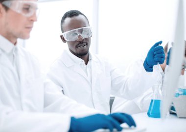 Grup veri girmek için bir bilgisayar kullanarak bilim adamı. geliştirme kavramı