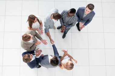 Üst Manzara. Ofiste iş ortaklarıyla görüşmek. Fotokopi alanıyla fotoğraf.