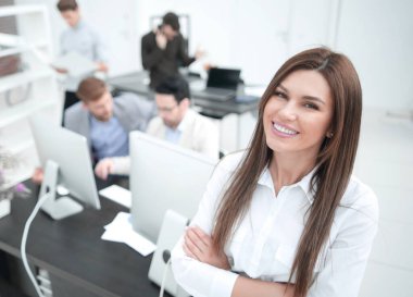 modern office.business insanlarda ayakta gülümseyen iş kadını