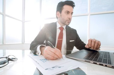 iş adamı onun Desk.close oturan bir dizüstü bilgisayar kullanarak