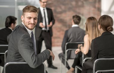 genç işadamı oturan konferans room.business ve eğitim