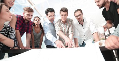 yaratıcı iş takım skeçler kopya alanı ile yeni bir project.photo için tartışıyor