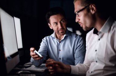 up.two iş erkek bakarak akıllı telefon screen.business ve teknoloji kapatın