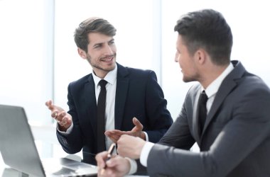 Ofiste bir masada oturan bir sözleşme imzalamadan sonra meslektaşları önemli belgeler doldurmak