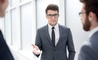office.business kavram olarak ayakta çalışanlara söz patron