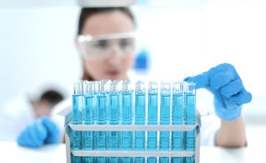 Tüp laboratory.science ve teknoloji bilim adamı elinde