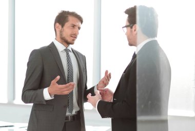 Patron ve müdür ofiste durmayı tartıştılar. Metin alanlı fotoğraf.