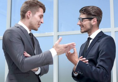 Office izole iki genç iş adamı