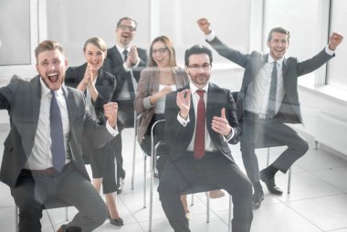 mutlu iş takım konferans odasında oturuyor. İşletme ve Girişimcilik