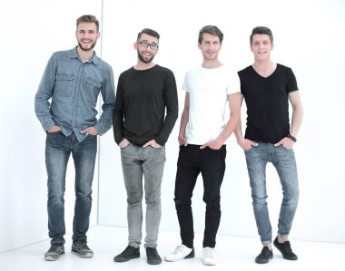 tam büyüme. modern genç erkekler .isolated beyaz bir grup